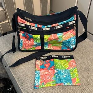 Pristine bright LeSportsac messenger style bag barely used, pockets for days!
